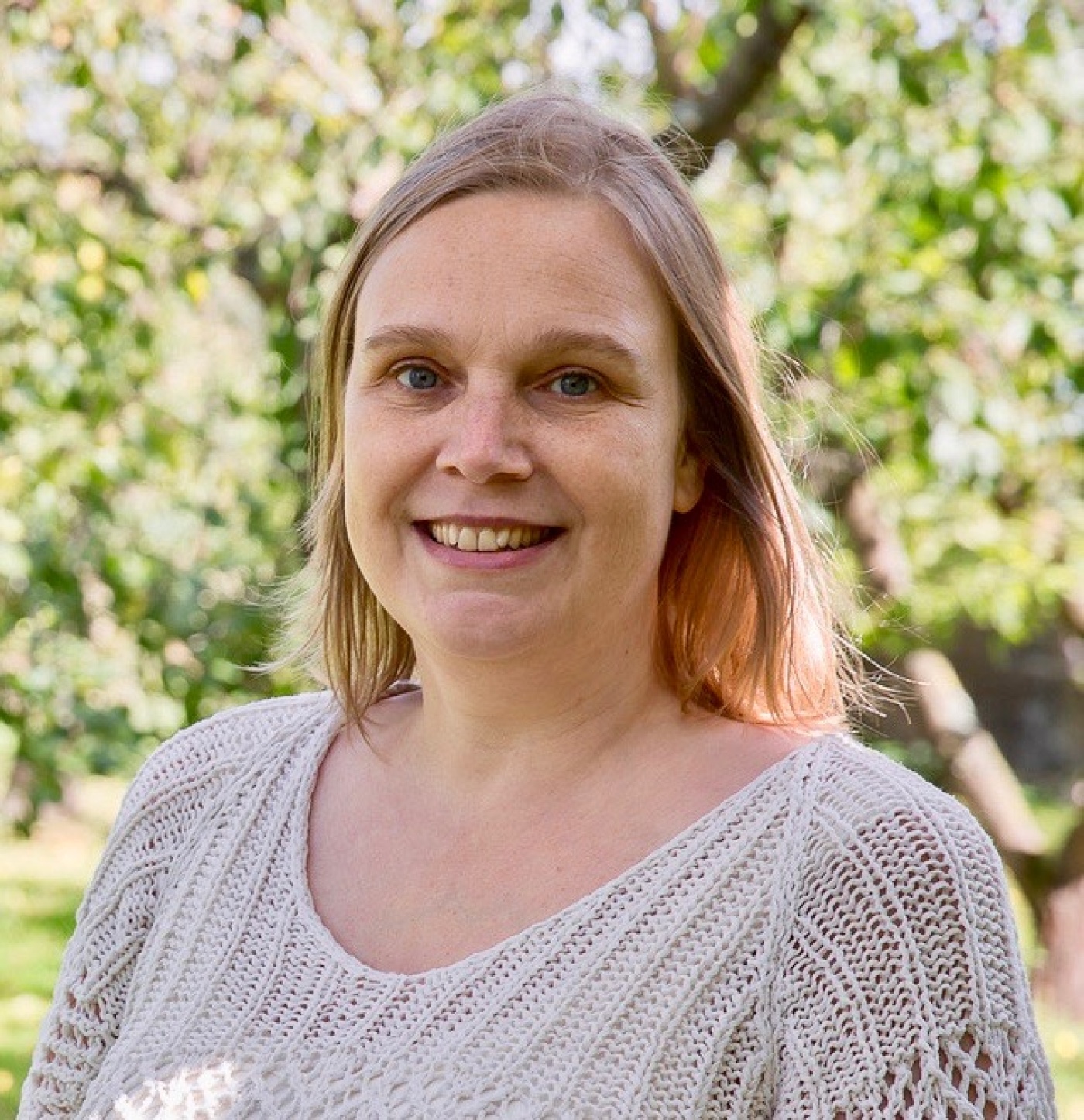 nadia wit zijden truitje vierkant.jpeg